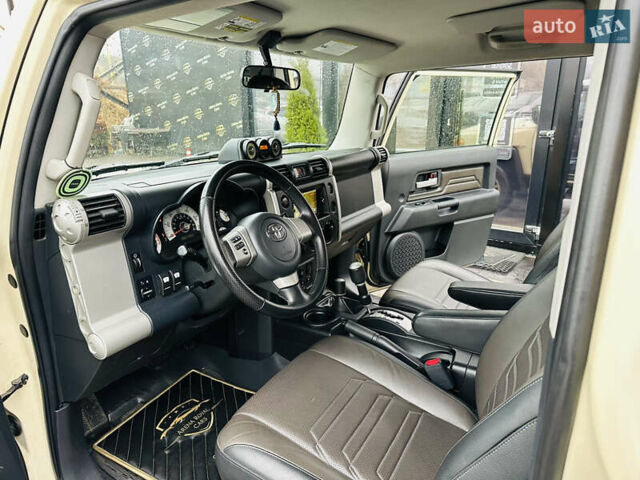 Бежевый Тойота ФЖ Крузер, объемом двигателя 4 л и пробегом 161 тыс. км за 23700 $, фото 12 на Automoto.ua