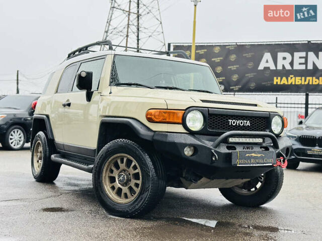 Бежевый Тойота ФЖ Крузер, объемом двигателя 4 л и пробегом 161 тыс. км за 23700 $, фото 2 на Automoto.ua