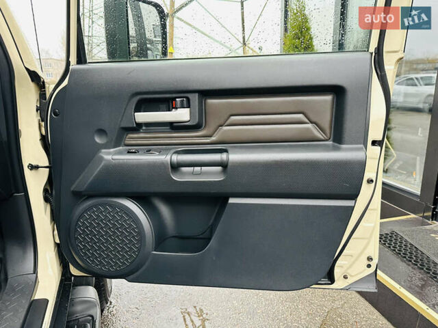 Бежевый Тойота ФЖ Крузер, объемом двигателя 4 л и пробегом 161 тыс. км за 23700 $, фото 18 на Automoto.ua