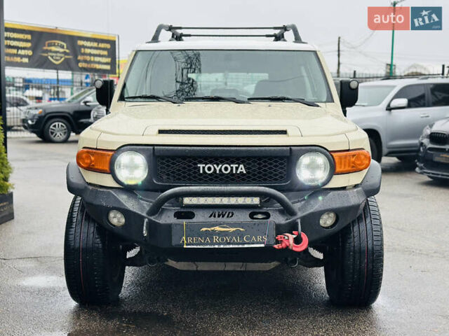 Бежевый Тойота ФЖ Крузер, объемом двигателя 4 л и пробегом 161 тыс. км за 23700 $, фото 6 на Automoto.ua