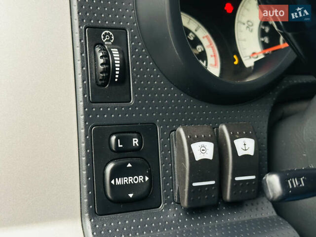 Бежевый Тойота ФЖ Крузер, объемом двигателя 4 л и пробегом 161 тыс. км за 23700 $, фото 25 на Automoto.ua