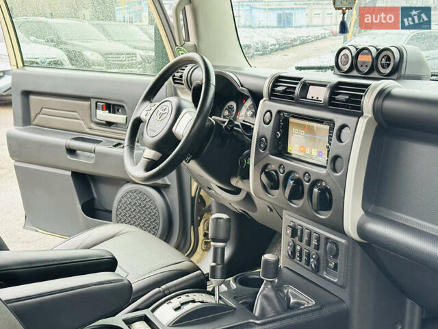 Бежевый Тойота ФЖ Крузер, объемом двигателя 4 л и пробегом 161 тыс. км за 23700 $, фото 17 на Automoto.ua