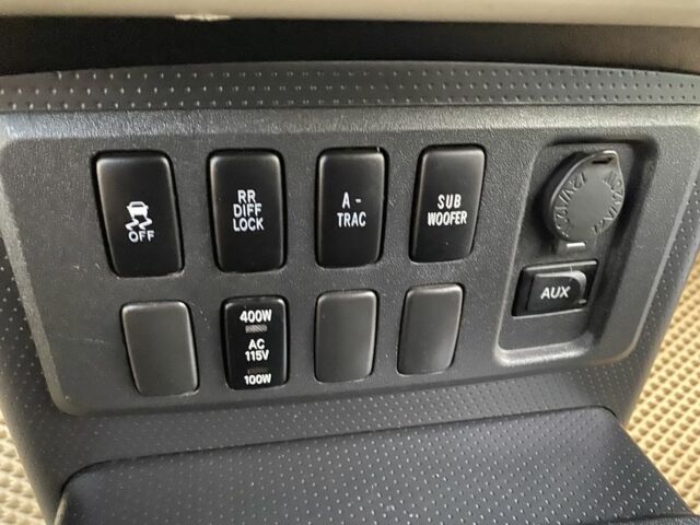 Бежевий Тойота ФЖ Крузер, об'ємом двигуна 4 л та пробігом 219 тис. км за 27000 $, фото 19 на Automoto.ua