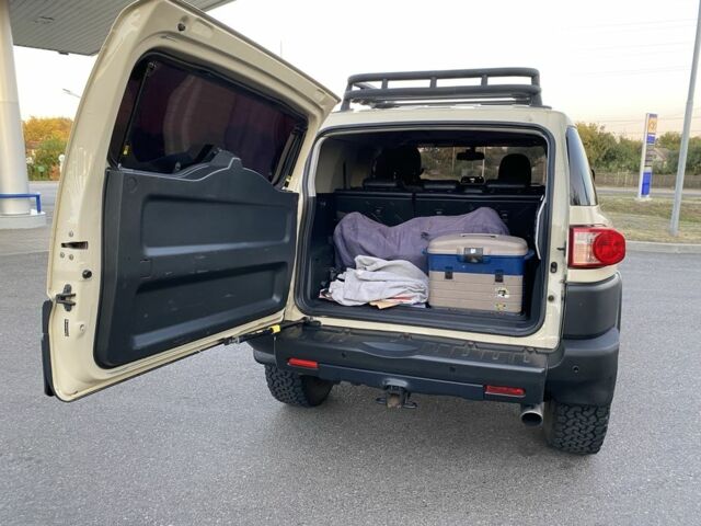 Бежевий Тойота ФЖ Крузер, об'ємом двигуна 4 л та пробігом 219 тис. км за 27000 $, фото 21 на Automoto.ua