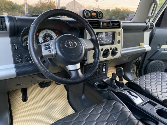 Бежевий Тойота ФЖ Крузер, об'ємом двигуна 4 л та пробігом 219 тис. км за 27000 $, фото 15 на Automoto.ua