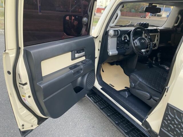 Бежевий Тойота ФЖ Крузер, об'ємом двигуна 4 л та пробігом 219 тис. км за 27000 $, фото 12 на Automoto.ua