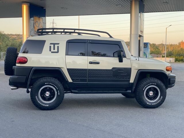 Бежевий Тойота ФЖ Крузер, об'ємом двигуна 4 л та пробігом 219 тис. км за 27000 $, фото 3 на Automoto.ua