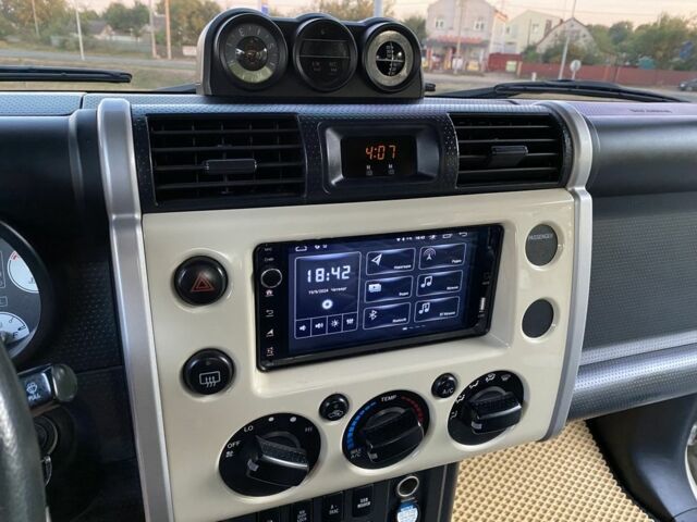 Бежевий Тойота ФЖ Крузер, об'ємом двигуна 4 л та пробігом 219 тис. км за 27000 $, фото 16 на Automoto.ua