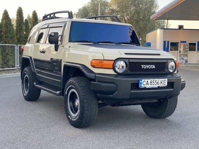 Бежевий Тойота ФЖ Крузер, об'ємом двигуна 4 л та пробігом 219 тис. км за 27000 $, фото 2 на Automoto.ua
