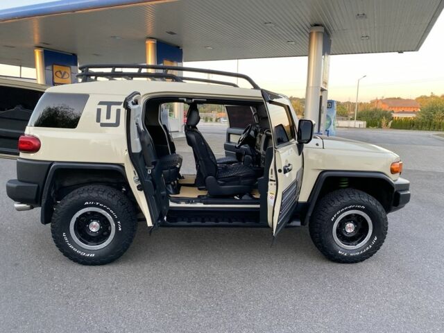 Бежевий Тойота ФЖ Крузер, об'ємом двигуна 4 л та пробігом 219 тис. км за 27000 $, фото 14 на Automoto.ua