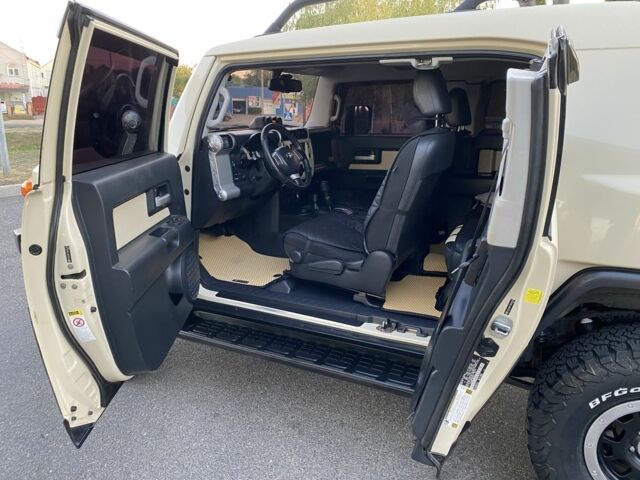 Бежевий Тойота ФЖ Крузер, об'ємом двигуна 4 л та пробігом 219 тис. км за 27000 $, фото 13 на Automoto.ua