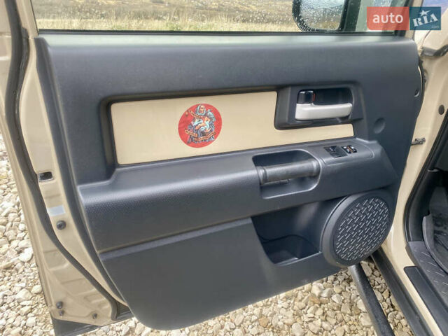 Бежевый Тойота ФЖ Крузер, объемом двигателя 3.96 л и пробегом 132 тыс. км за 28000 $, фото 19 на Automoto.ua