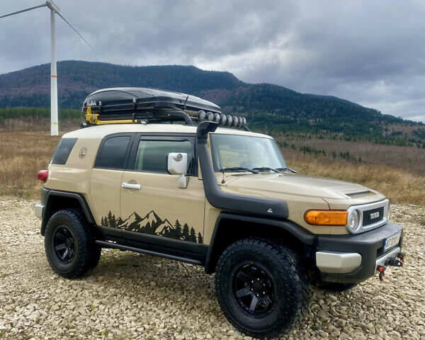 Бежевый Тойота ФЖ Крузер, объемом двигателя 3.96 л и пробегом 132 тыс. км за 28000 $, фото 5 на Automoto.ua