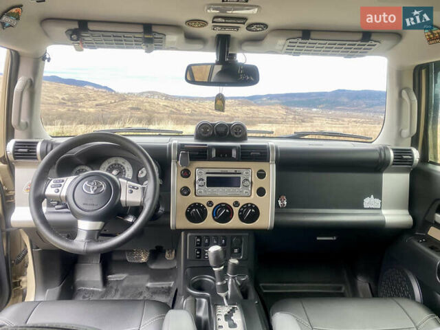 Бежевый Тойота ФЖ Крузер, объемом двигателя 3.96 л и пробегом 132 тыс. км за 28000 $, фото 12 на Automoto.ua