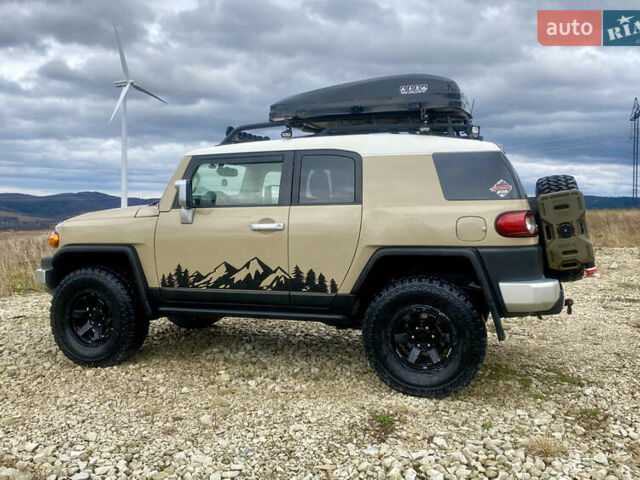 Бежевый Тойота ФЖ Крузер, объемом двигателя 3.96 л и пробегом 132 тыс. км за 28000 $, фото 2 на Automoto.ua