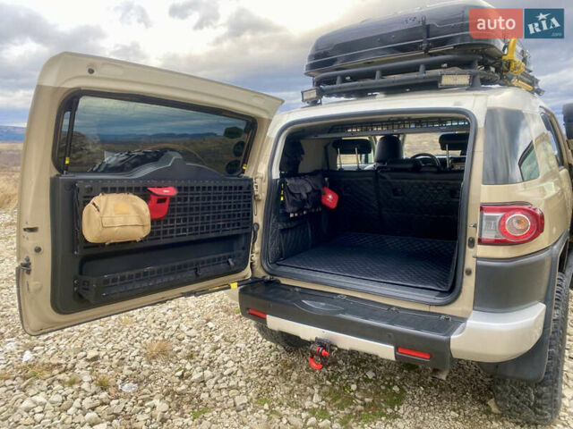 Бежевый Тойота ФЖ Крузер, объемом двигателя 3.96 л и пробегом 132 тыс. км за 28000 $, фото 23 на Automoto.ua