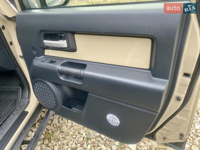 Бежевый Тойота ФЖ Крузер, объемом двигателя 3.96 л и пробегом 132 тыс. км за 28000 $, фото 20 на Automoto.ua
