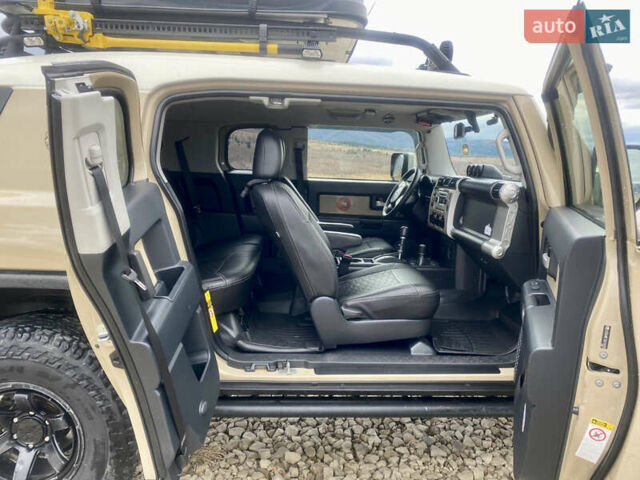 Бежевый Тойота ФЖ Крузер, объемом двигателя 3.96 л и пробегом 132 тыс. км за 28000 $, фото 14 на Automoto.ua