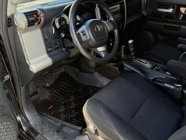 Черный Тойота ФЖ Крузер, объемом двигателя 4 л и пробегом 240 тыс. км за 19800 $, фото 9 на Automoto.ua