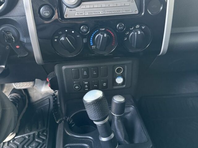 Черный Тойота ФЖ Крузер, объемом двигателя 4 л и пробегом 240 тыс. км за 19800 $, фото 11 на Automoto.ua