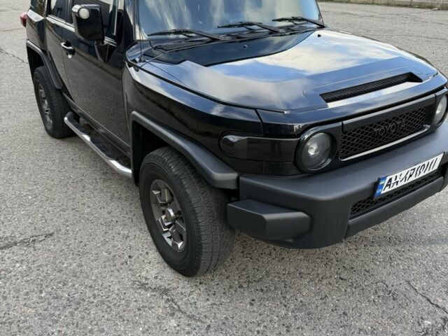 Черный Тойота ФЖ Крузер, объемом двигателя 4 л и пробегом 240 тыс. км за 19800 $, фото 1 на Automoto.ua