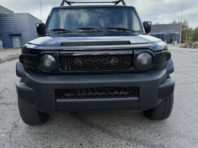 Черный Тойота ФЖ Крузер, объемом двигателя 4 л и пробегом 240 тыс. км за 19800 $, фото 3 на Automoto.ua