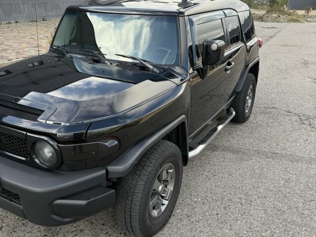 Черный Тойота ФЖ Крузер, объемом двигателя 4 л и пробегом 240 тыс. км за 19800 $, фото 2 на Automoto.ua