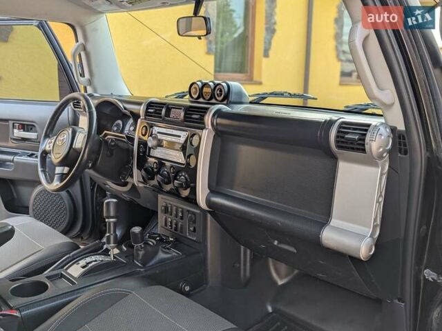 Черный Тойота ФЖ Крузер, объемом двигателя 4 л и пробегом 214 тыс. км за 21999 $, фото 51 на Automoto.ua