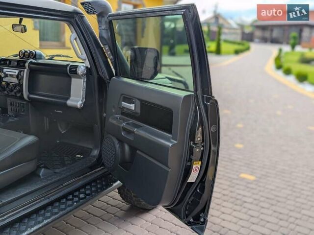 Черный Тойота ФЖ Крузер, объемом двигателя 4 л и пробегом 214 тыс. км за 21999 $, фото 62 на Automoto.ua