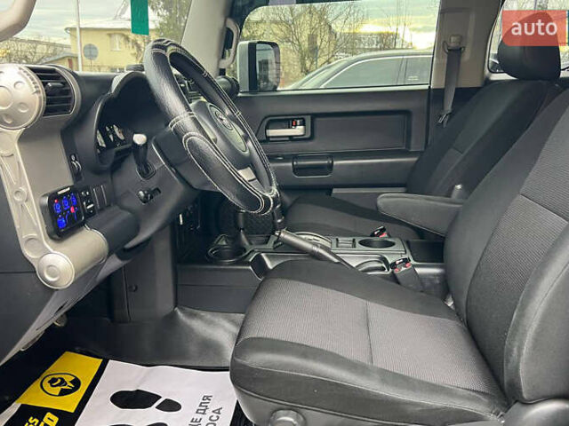 Черный Тойота ФЖ Крузер, объемом двигателя 3.96 л и пробегом 210 тыс. км за 23000 $, фото 8 на Automoto.ua