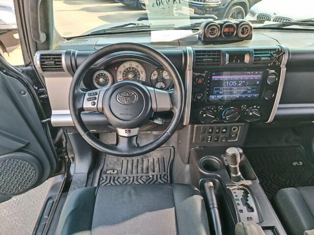 Черный Тойота ФЖ Крузер, объемом двигателя 4 л и пробегом 152 тыс. км за 18990 $, фото 20 на Automoto.ua