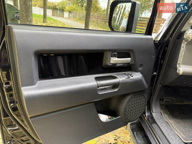 Чорний Тойота ФЖ Крузер, об'ємом двигуна 4 л та пробігом 277 тис. км за 20400 $, фото 16 на Automoto.ua