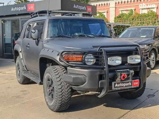 Черный Тойота ФЖ Крузер, объемом двигателя 4 л и пробегом 152 тыс. км за 18990 $, фото 2 на Automoto.ua