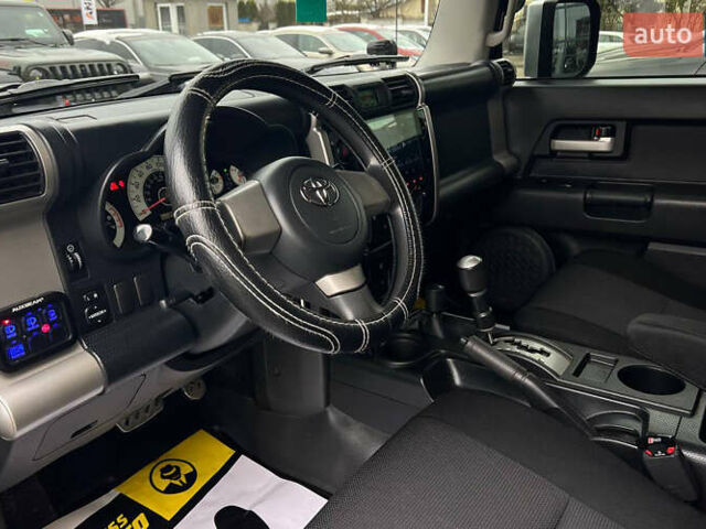 Черный Тойота ФЖ Крузер, объемом двигателя 3.96 л и пробегом 210 тыс. км за 23000 $, фото 10 на Automoto.ua