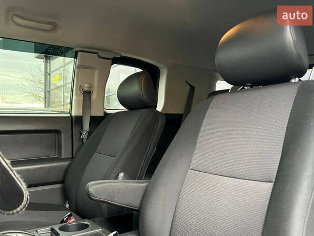 Черный Тойота ФЖ Крузер, объемом двигателя 3.96 л и пробегом 210 тыс. км за 23000 $, фото 9 на Automoto.ua