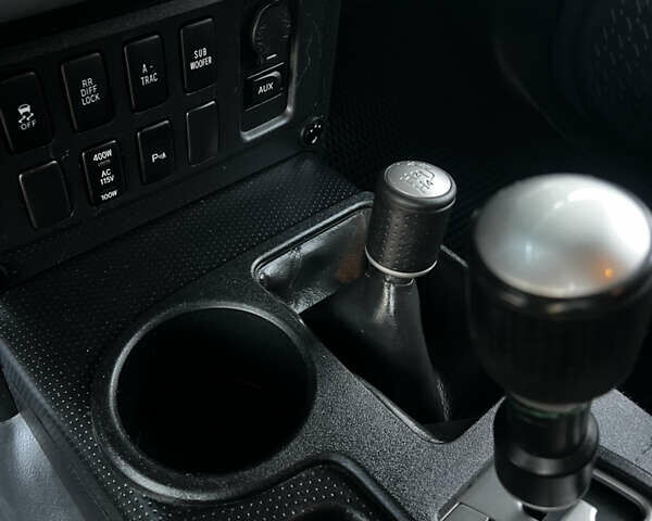 Чорний Тойота ФЖ Крузер, об'ємом двигуна 4 л та пробігом 321 тис. км за 21500 $, фото 31 на Automoto.ua