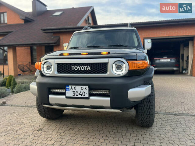 Чорний Тойота ФЖ Крузер, об'ємом двигуна 4 л та пробігом 321 тис. км за 21500 $, фото 3 на Automoto.ua