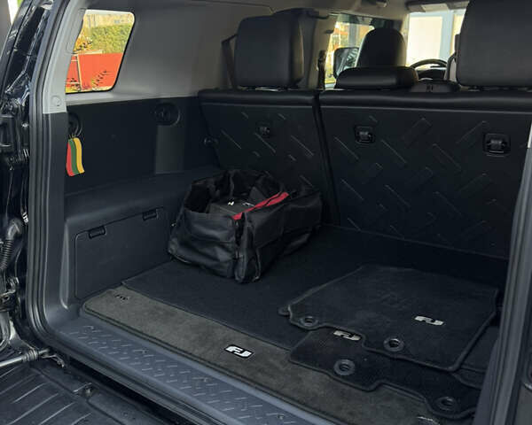 Чорний Тойота ФЖ Крузер, об'ємом двигуна 3.9 л та пробігом 186 тис. км за 32500 $, фото 6 на Automoto.ua