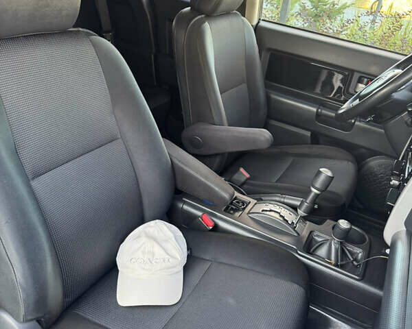 Чорний Тойота ФЖ Крузер, об'ємом двигуна 3.9 л та пробігом 186 тис. км за 32500 $, фото 16 на Automoto.ua