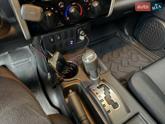 Черный Тойота ФЖ Крузер, объемом двигателя 4 л и пробегом 199 тыс. км за 30239 $, фото 32 на Automoto.ua