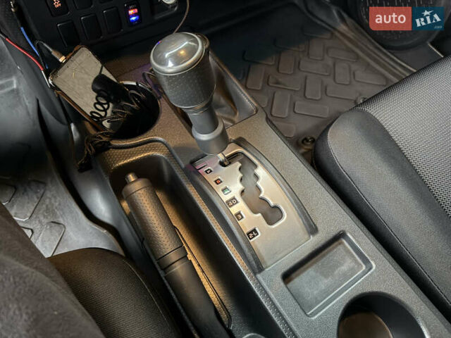 Черный Тойота ФЖ Крузер, объемом двигателя 4 л и пробегом 199 тыс. км за 30239 $, фото 31 на Automoto.ua