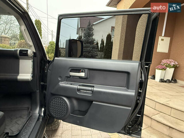 Черный Тойота ФЖ Крузер, объемом двигателя 4 л и пробегом 199 тыс. км за 30239 $, фото 42 на Automoto.ua