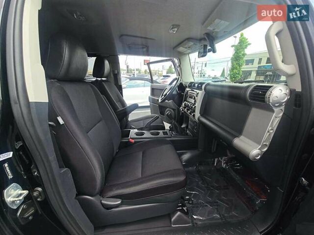 Черный Тойота ФЖ Крузер, объемом двигателя 4 л и пробегом 177 тыс. км за 16000 $, фото 7 на Automoto.ua