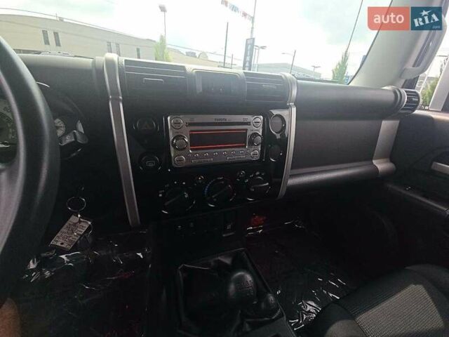 Черный Тойота ФЖ Крузер, объемом двигателя 4 л и пробегом 177 тыс. км за 16000 $, фото 5 на Automoto.ua