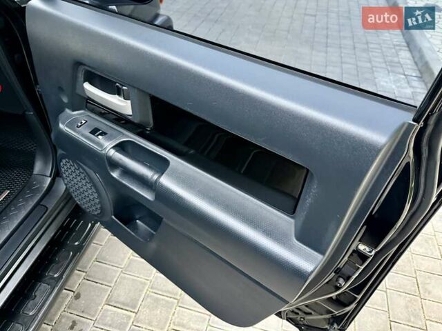 Черный Тойота ФЖ Крузер, объемом двигателя 4 л и пробегом 137 тыс. км за 40900 $, фото 38 на Automoto.ua