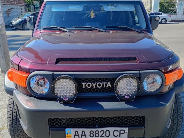 Красный Тойота ФЖ Крузер, объемом двигателя 4 л и пробегом 245 тыс. км за 19500 $, фото 1 на Automoto.ua