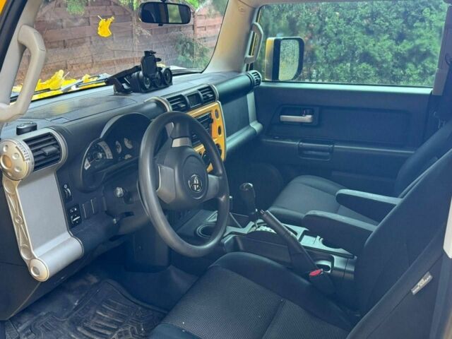 Желтый Тойота ФЖ Крузер, объемом двигателя 4 л и пробегом 200 тыс. км за 22000 $, фото 2 на Automoto.ua