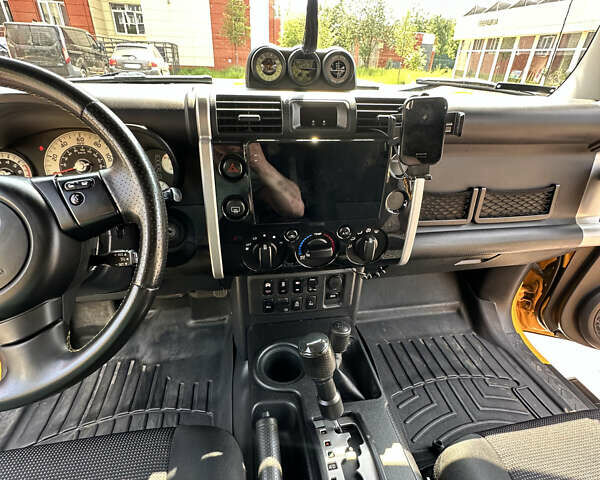 Желтый Тойота ФЖ Крузер, объемом двигателя 3.96 л и пробегом 161 тыс. км за 25900 $, фото 23 на Automoto.ua