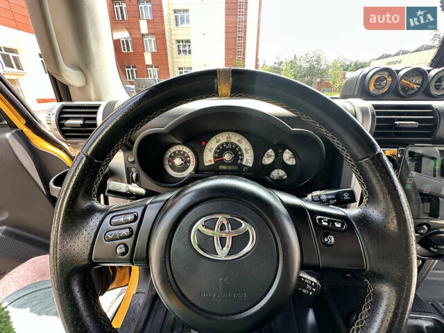 Желтый Тойота ФЖ Крузер, объемом двигателя 3.96 л и пробегом 161 тыс. км за 25900 $, фото 24 на Automoto.ua