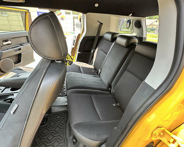 Желтый Тойота ФЖ Крузер, объемом двигателя 3.96 л и пробегом 161 тыс. км за 25900 $, фото 20 на Automoto.ua